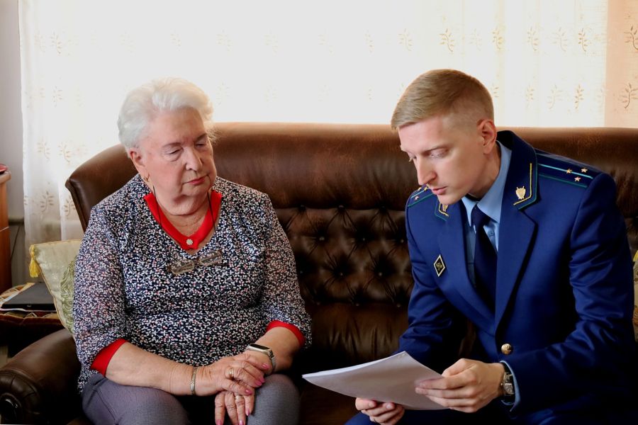 Прокуратура Севастополя помогла обманутой мошенниками пенсионерке вернуть деньги