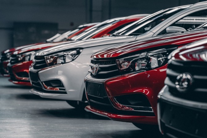 Продажи новых легковых автомобилей в России в 2023 году выросли на 69%