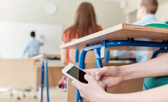 В российских школах ограничили использование мобильных телефонов