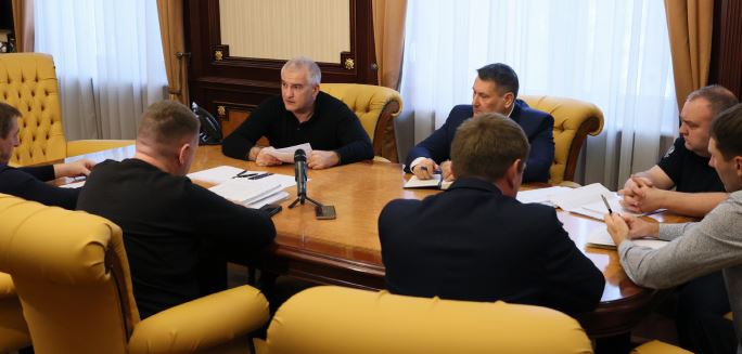 Аксенов пригрозил увольнением чиновникам, которые не отработали обращения по ЧС