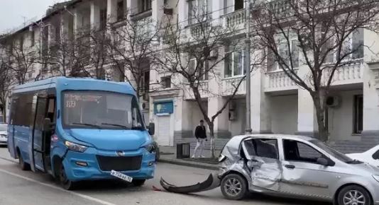 В Севастополе трое подростков пострадали в ДТП с автобусом