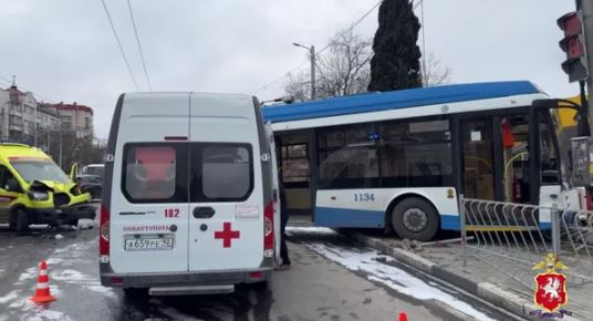 Четверо медиков скорой помощи пострадали в ДТП с троллейбусом в Севастополе