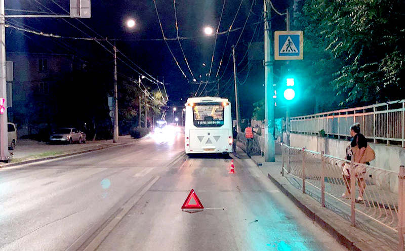 В Севастополе автобус наехал на самоуверенного пешехода