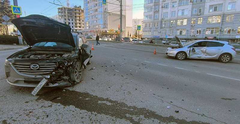 Беременная севастопольская автоледи стала виновницей ДТП и пострадавшей в нем (ФОТО)