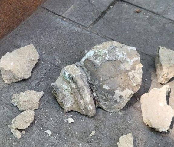 Прокуратура организовала проверку по факту частичного обрушения лепнины балкона в Севастополе
