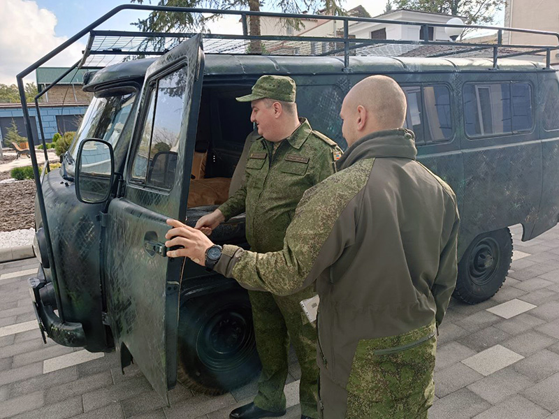 Крымский Следком передал в зону СВО «буханку», а морякам — спецтехнику