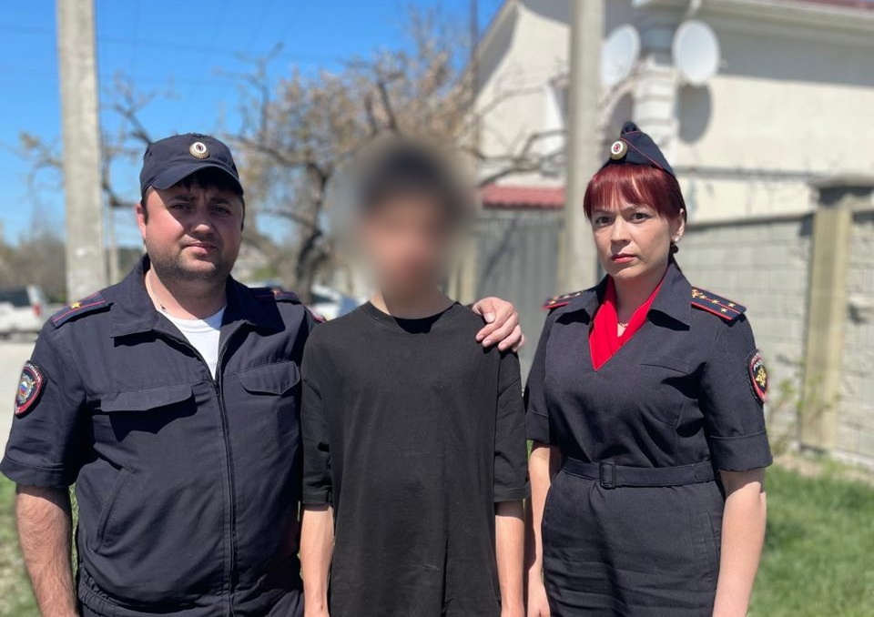 В Симферополе полицейские вернули домой сбежавшего подростка