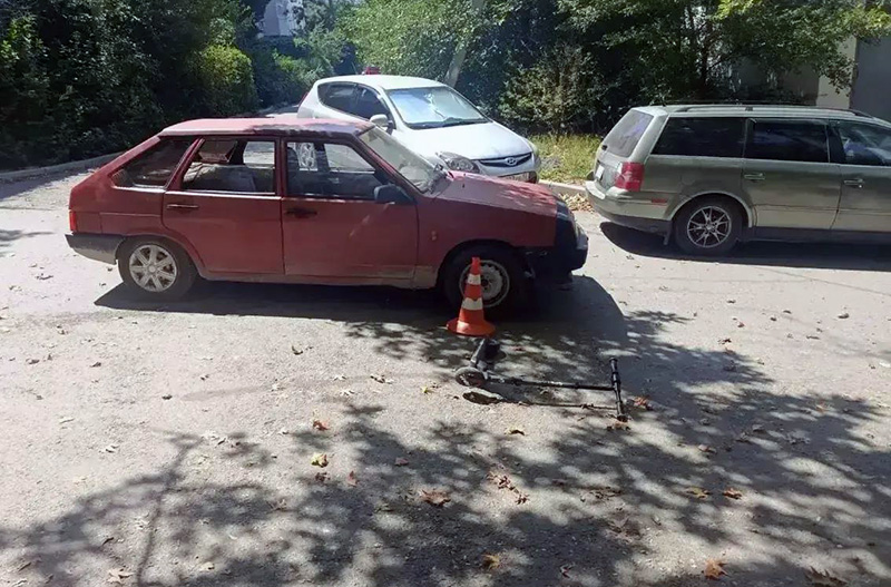 В Севастополе водитель «девятки» сбил на внутридворовой дороге 8-летнего электросамокатчика