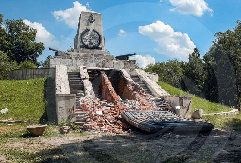 В Днепре уничтожили памятник участникам первой обороны Севастополя