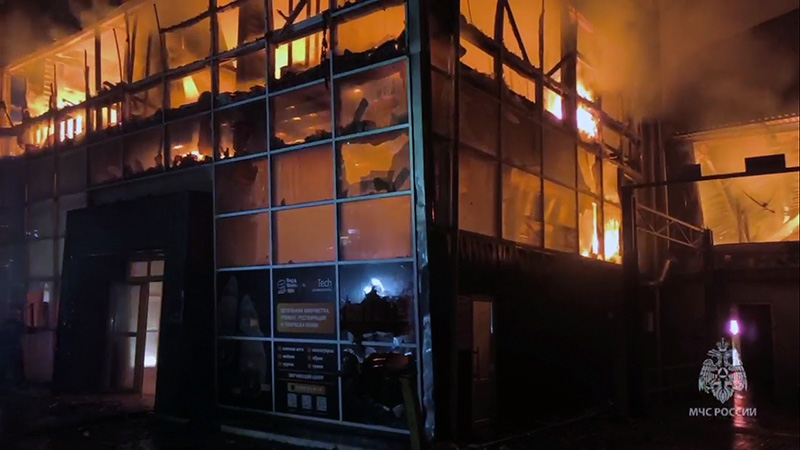 Пожарные всю ночь тушили пожар в магазине «Доброцен» в Большой Ялте