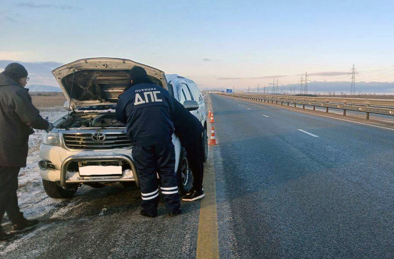 Феодосийские полицейские предотвратили возгорание автомобиля на дороге