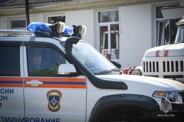 Пиротехники МЧС Севастополя уехали в зону СВО для разминирования территорий (фото)