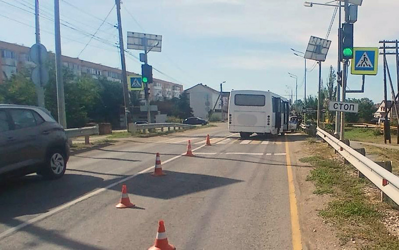 В Феодосии автобус сбил на «зебре» школьника, пошедшего на «красный»