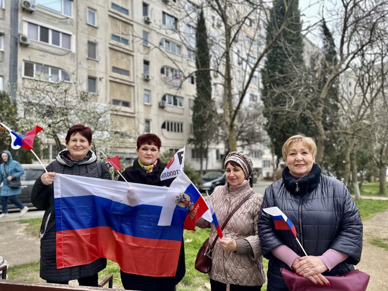 «Наш флаг»: севастопольцы украшают окна российскими триколорами