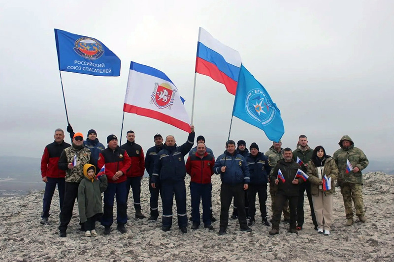 Спасатели в честь годовщины «Русской весны» водрузили флаги на вершинах крымских гор