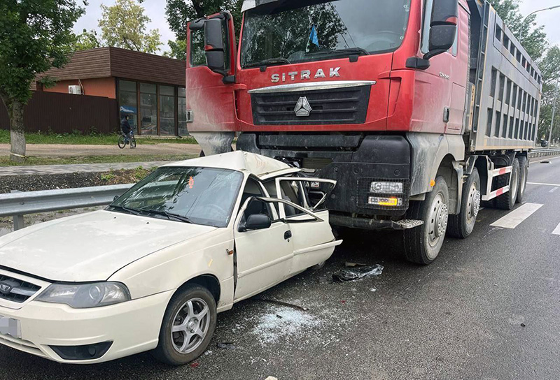 В Симферополе грузовик смял легковушку (фото)