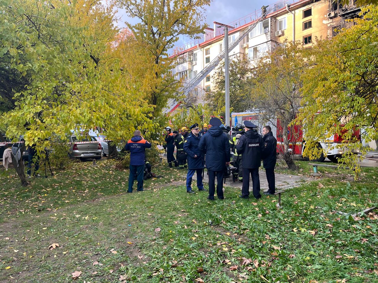 Для жильцов горящей в Севастополе многоэтажки развернули пункт временного размещения