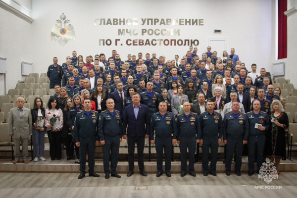 В Севастополе прошло торжественное собрание в канун Дня пожарной охраны России (фото)