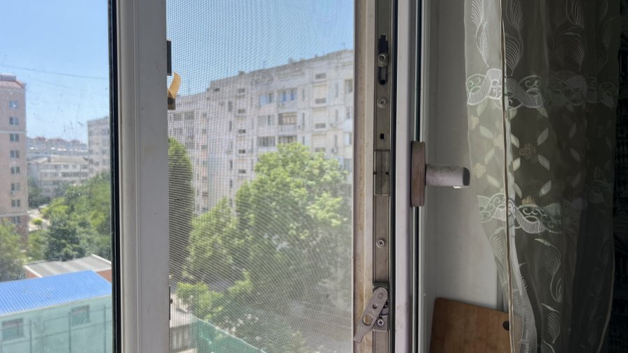 Севастопольским родителям напомнили об опасности открытых окон
