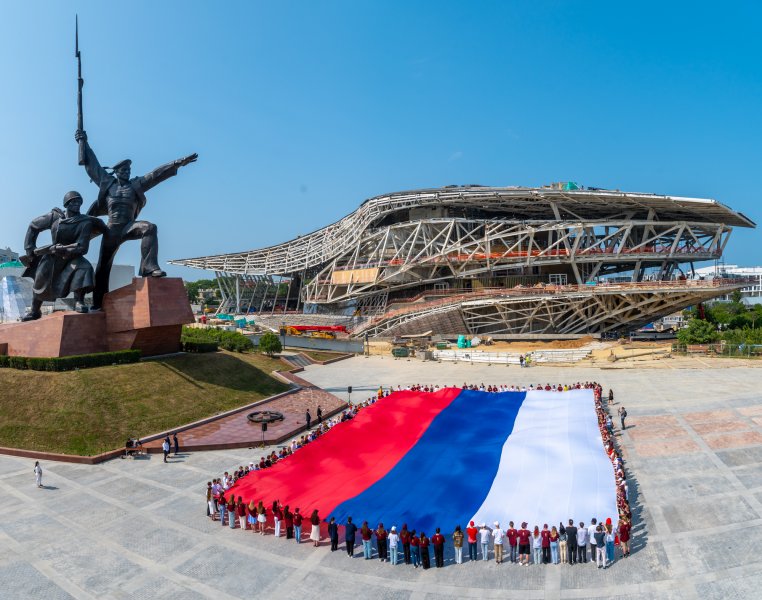 Более 200 человек развернули огромный государственный флаг в Севастополе (ФОТО)