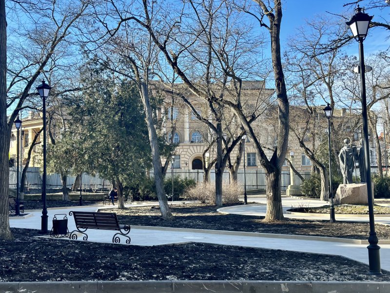 В Севастополе обновлен сквер у собора святых Петра и Павла [фото]