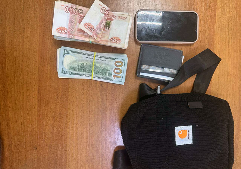 В Алуште полицейские задержали курьера мошенников и вернули деньги пострадавшей