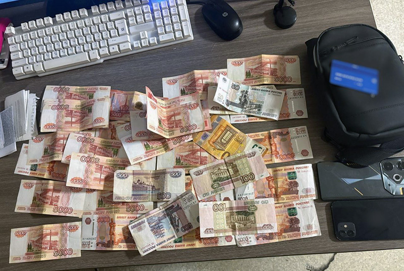 В Симферополе задержали курьера телефонных мошенников