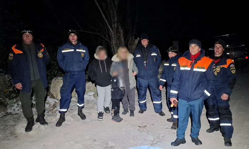 Крымские спасатели пришли на помощь трем туристам, заблудившимся в районе Мангуп-Кале