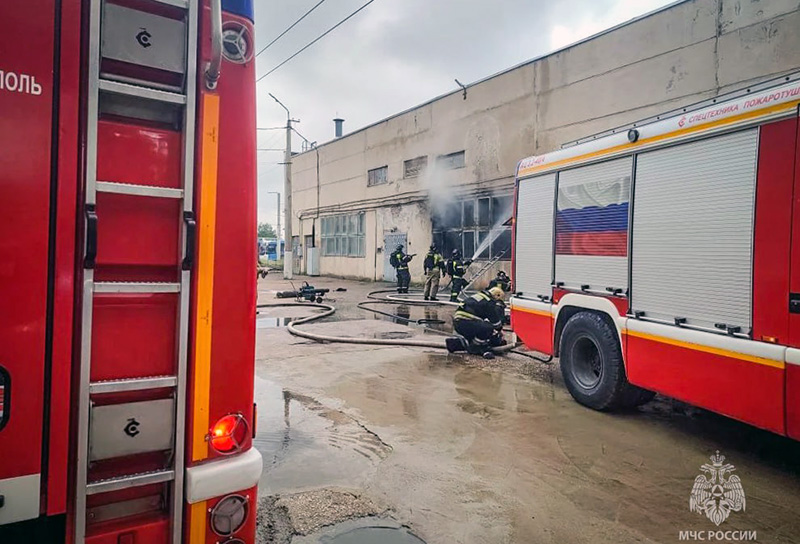 В Севастополе произошел пожаре в ремонтной мастерской (ФОТО)