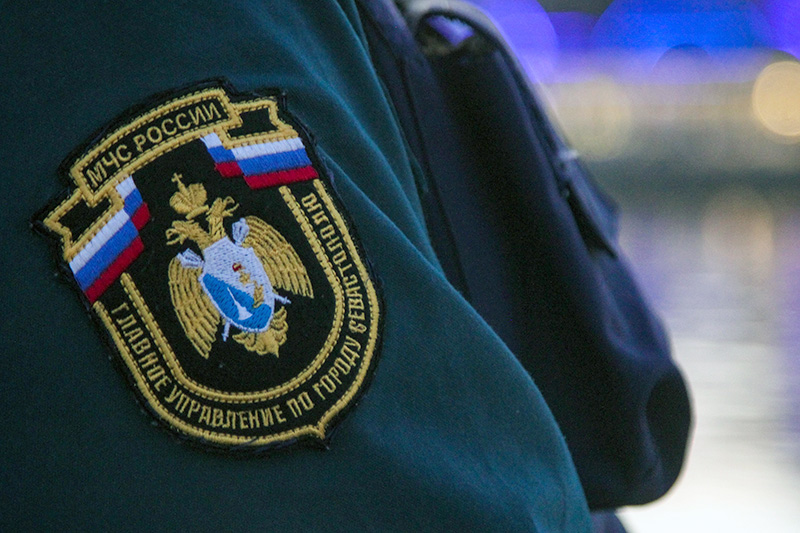 Пиротехники МЧС обезвредили боевую часть упавшего на крышу севастопольского МКД беспилотника