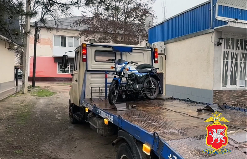 Юный крымчанин взял без спросу мопед, лишился его и подарил родителям пару админштрафов (ВИДЕО)