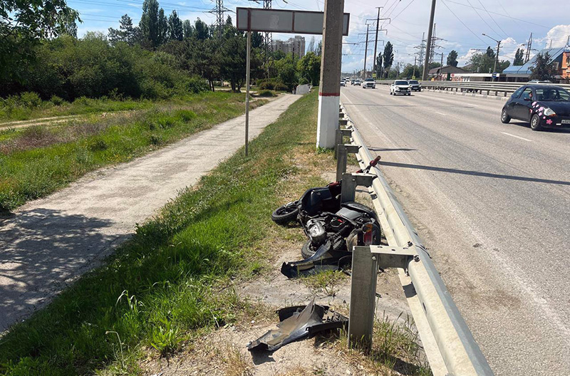 В Крыму несовершеннолетний мопедист отметил День защиты детей попаданием в ДТП и больницу