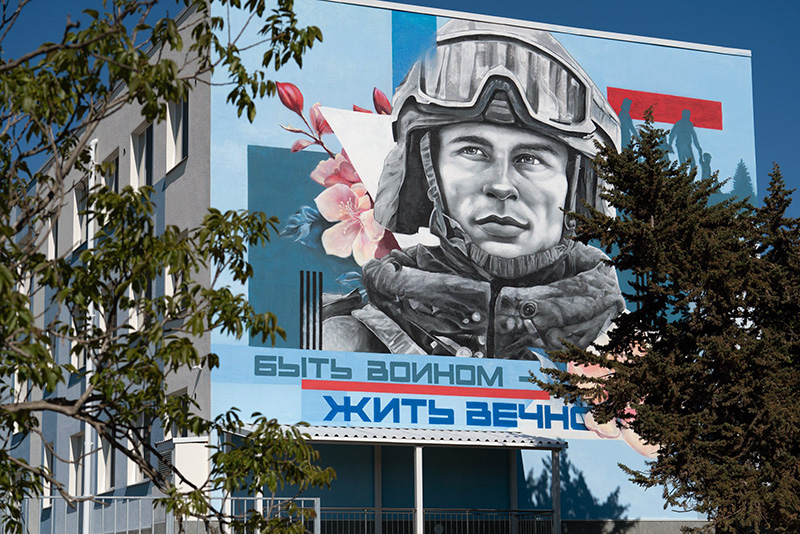Фасады отремонтированных севастопольских школ украсили патриотическими муралами
