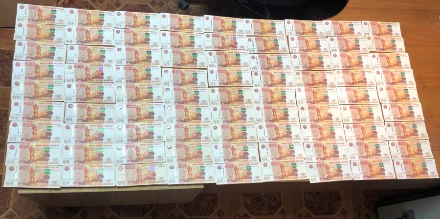 Похитившего у пенсионеров более 9 млн рублей курьера дистанционных мошенников будут судить в Севастополе