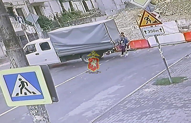 В Севастополе на ремонтируемой улице Адмирала Октябрьского «Газель» наехала на женщину-пешехода (ВИДЕО)