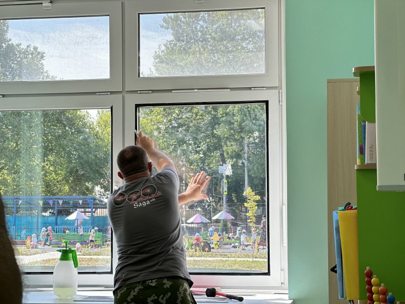 К 1 сентября в Севастополе планируют оклеить бронепленкой окна 158 зданий учреждений образования