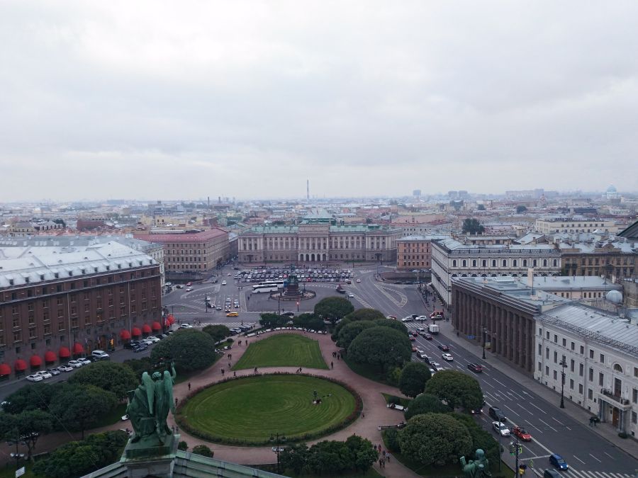 27 мая: Общероссийский день библиотек, День города Санкт-Петербурга и День изобретения шпрот