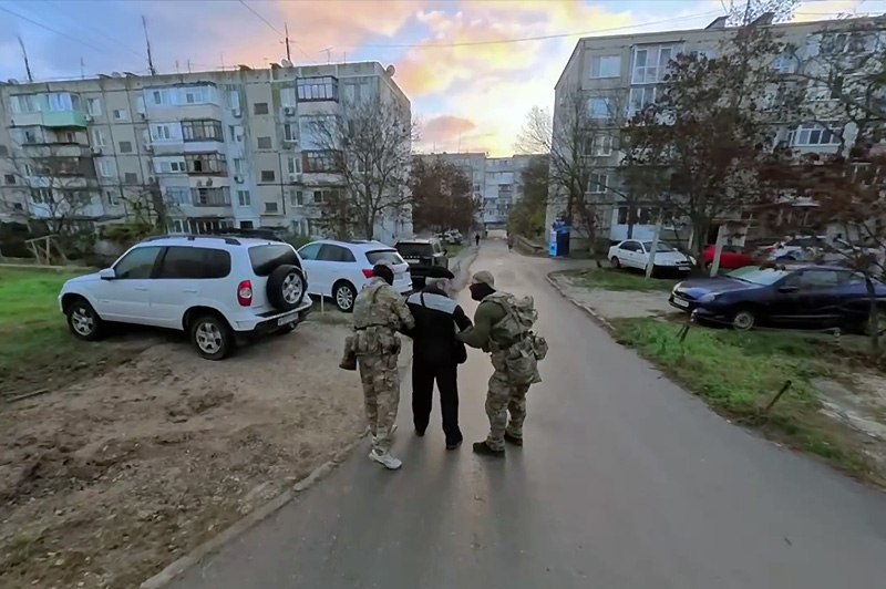 В Керчи ФСБ задержала пенсионера СБУ за призывы к теракту на Красной площади