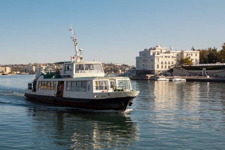 Погода вносит коррективы в работу морского транспорта в Севастополе