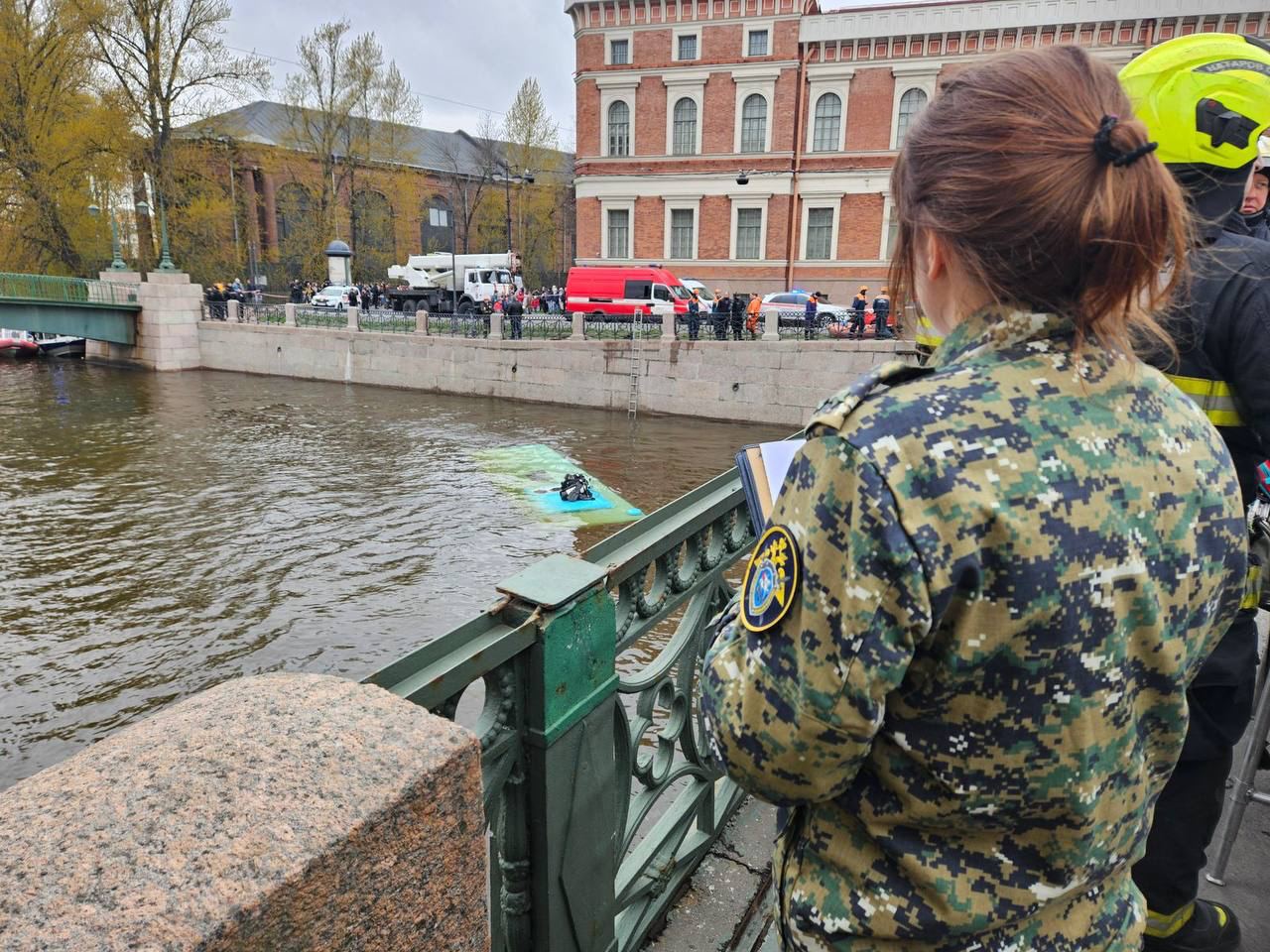 Число погибших из-за падения автобуса в реку в Петербурге увеличилось до семи