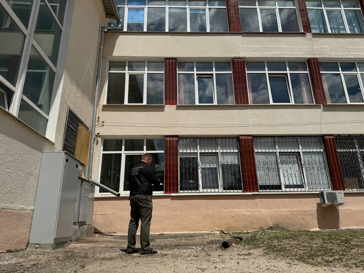 Ученик выпал из окна симферопольской школы 