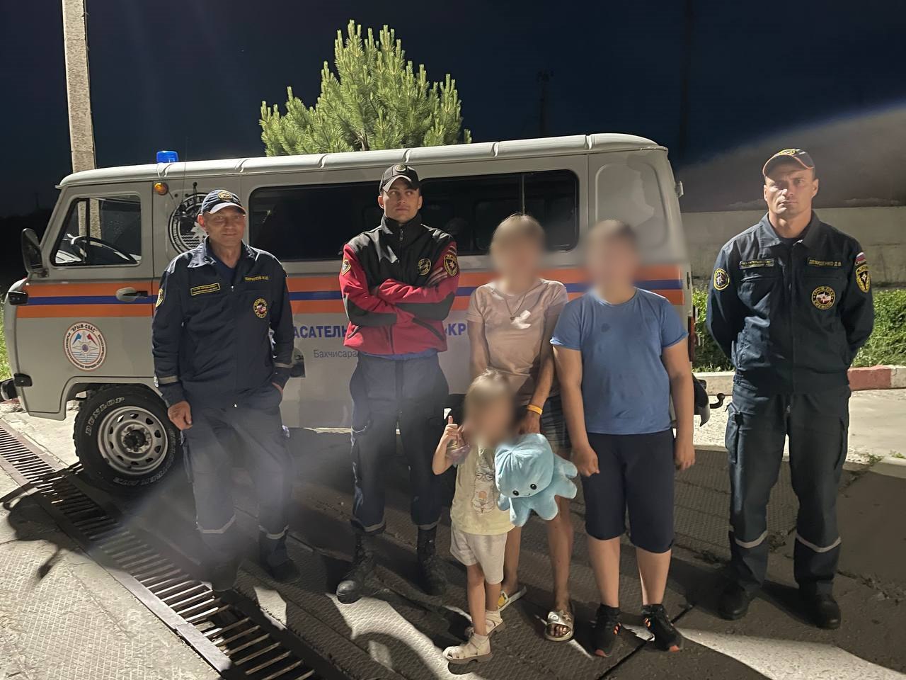 Женщина с двумя детьми заблудилась в горах Крыма