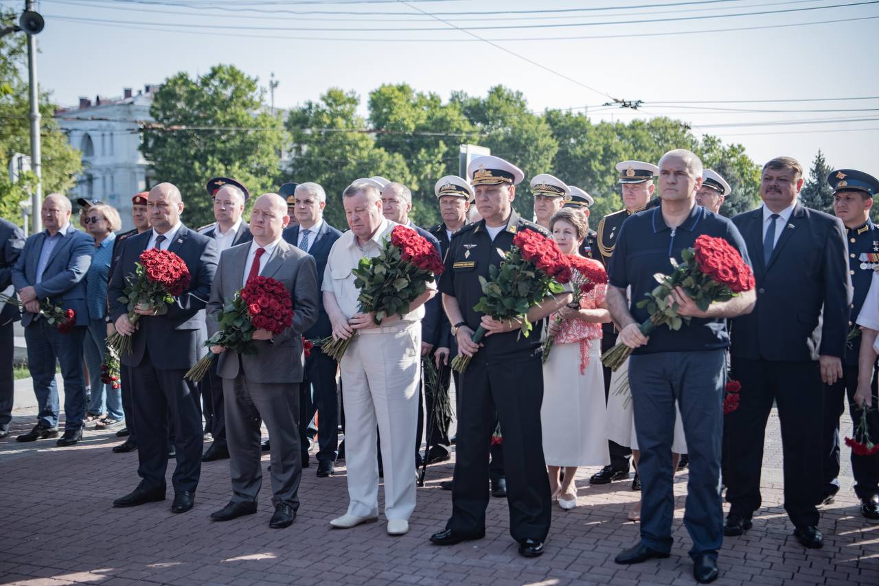 Ко Дню ВМФ в Севастополе возложили цветы (фото)
