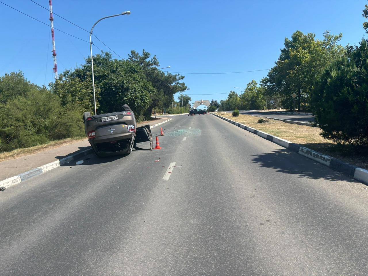 Автомобиль перевернулся на крышу в ДТП в Севастополе