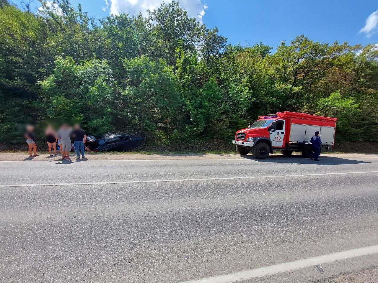 Автомобиль BMW врезался в дерево в Крыму (фото)