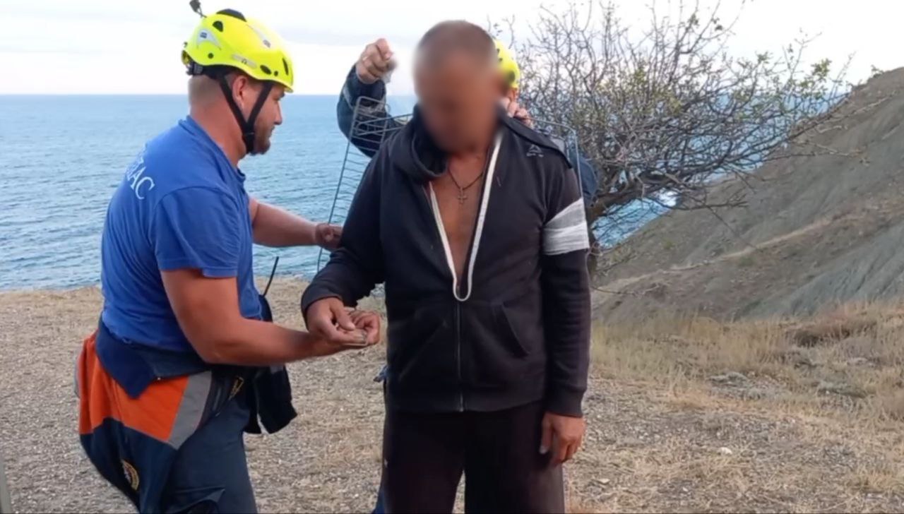 Двух сорвавшихся с обрывов туристов спасли на выходных в Крыму (фото)