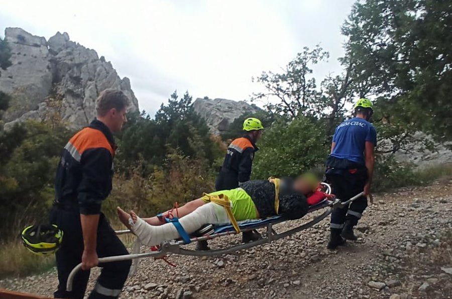 В Крыму отдыхающий травмировал ногу, спускаясь с Кошки к морю