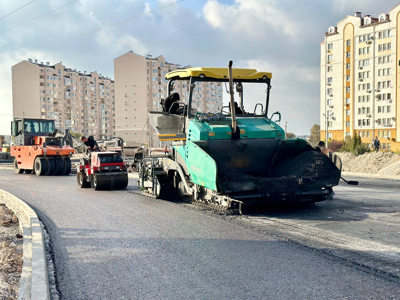 До конца года завершится асфальтирование кольцевой развязки с улицей Шевченко на Столетовском проспекте