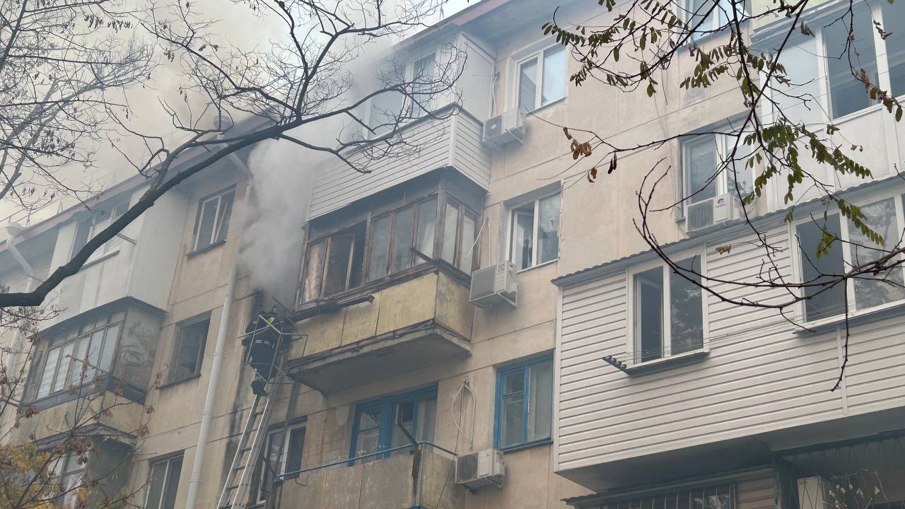 На пожаре в пятиэтажке в Севастополе пострадала женщина