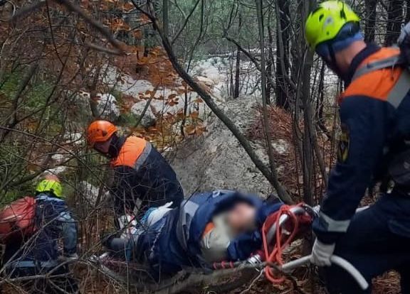В горах Крыма помогли женщине, повредившей ногу (ФОТО)